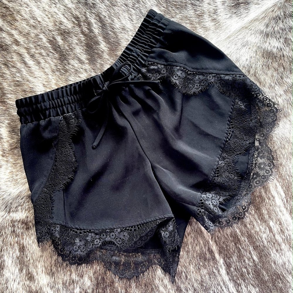 VERO MOTA Lace Shorts